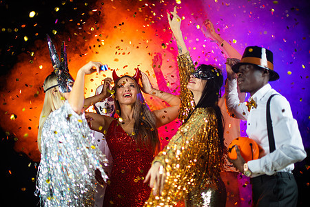 人们在万圣节派对上跳舞 庆典 喜悦 俱乐部 成人图片