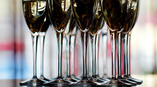 白色闪亮葡萄酒的杯子 香槟香槟图片