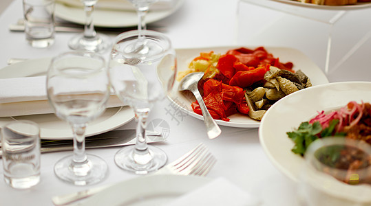 餐桌 重点是咸菜蔬菜黄瓜和胡椒粉的餐桌图片