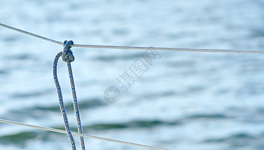 洋海水背景下游艇板栅栏上的手头 在海洋海水背景下 地中海 美丽的图片