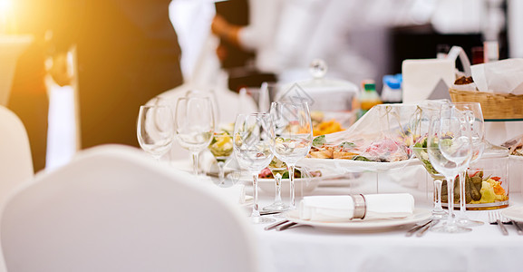 豪华餐具 杯子和餐具的美丽喜庆桌 用来品酒 关闭 背景模糊 优雅 喝图片