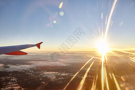 从南特的亚特兰提斯机场起飞和降落 日落时有光线图片