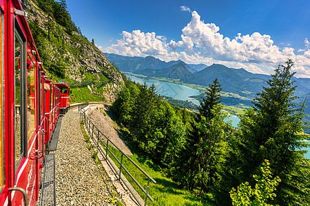 登山火车 Schafberg 山 萨尔茨卡默古特地区 萨尔茨堡州 奥地利 穿越郁郁葱葱的田野和绿色森林前往阿尔卑斯山顶 沃尔夫冈图片