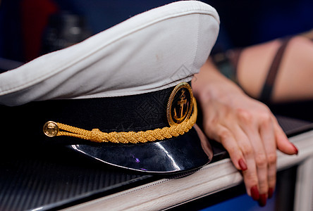 女方手架子上水手的帽子图片