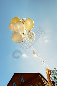 黄白透明气球蓝天儿童手 移动 孩子 艺术 喜悦 希望图片