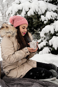 穿着温暖冬衣的漂亮女人 拿着茶杯喝热茶或雪天户外咖啡 衣服 女士图片