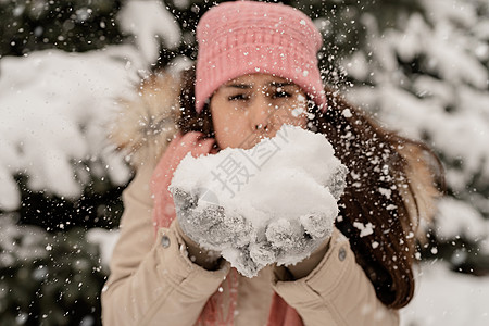 黑褐色女人吹雪的近身 围巾 户外 圣诞节 成人 脸图片