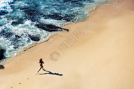 女性在海滩上奔跑 海洋 海滨 运动 合身 美丽的图片