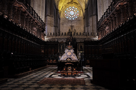 2019 年 4 月 — 西班牙塞维利亚安达卢西亚塞维利亚大教堂圣玛丽大教堂的内景图片