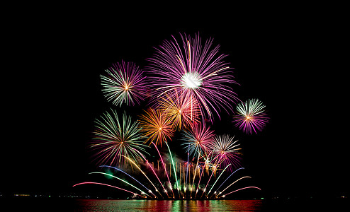 有许多闪亮的多彩烟花在令人惊艳的事件 有黑人背景的夜晚庆祝新年 节假日和节日 国际的 爆裂图片
