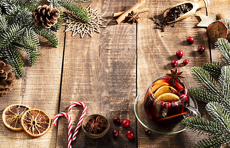 圣诞美酒和香料 在木制生锈的桌子上 橙子 肉桂图片