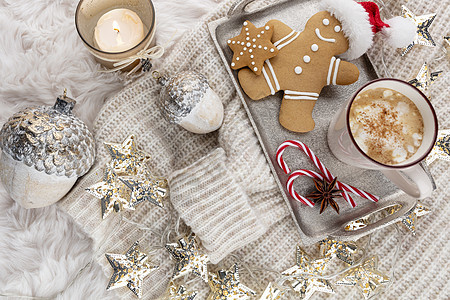 热巧克力和羊毛背景的棉花糖 圣诞概念 糖果手杖图片