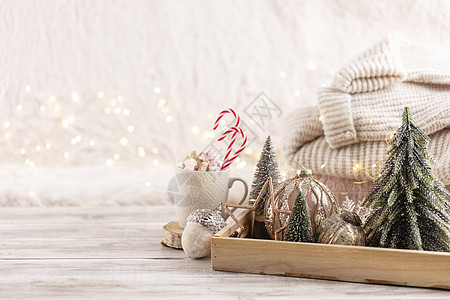圣诞节糖果一杯加热饮料的杯子 棉花糖放在桌子上 有圣诞节装饰品 温暖的 新年背景