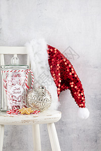 圣诞装饰 圣诞老人帽子和木环椅子 甘蔗 红色的图片