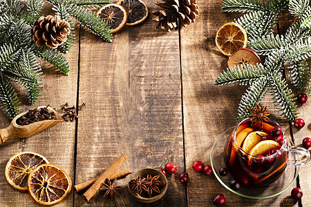 圣诞美酒和香料 在木制生锈的桌子上 橙子 传统的图片