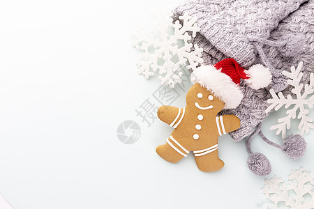 姜饼人 饼干和圣诞装饰品 在糊面背景 肉桂图片