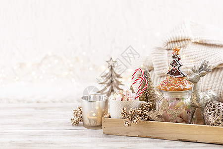 一杯加热饮料的杯子 棉花糖放在桌子上 有圣诞节装饰品 舒适的气氛 甜的图片