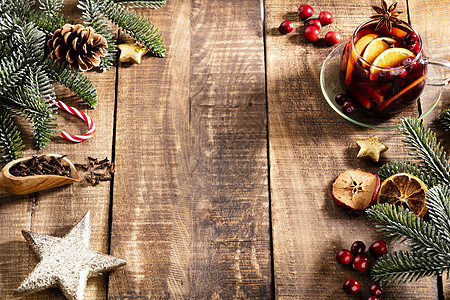 圣诞美酒和香料 在木制生锈的桌子上 假期 传统的图片