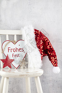 圣诞装饰 圣诞老人帽子和木环椅子 庆典 姜饼背景图片