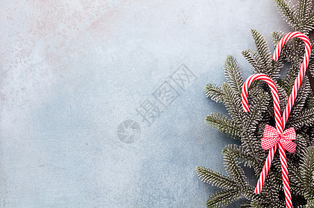 圣诞糖果甘蔗在蓝色背景上撒了谎 平坦的躺下和顶级风景 作品 装饰风格图片
