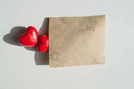 包装纸上的空模板和两个红色红心象征爱情 情人节 一对浪漫情侣图片