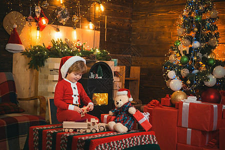 新年倒计时 快乐和明亮的圣诞节 可爱的宝宝享受圣诞节 家庭假期 童年记忆 圣诞老人男孩小孩在家里庆祝圣诞节 男孩在圣诞树附近玩耍图片