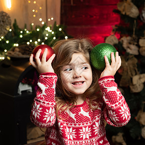 圣诞节快到了 家居室内圣诞树装饰 家里的圣诞气氛 假期庆祝活动 快乐的孩子与装饰品 穿着舒适针织毛衣的女孩图片