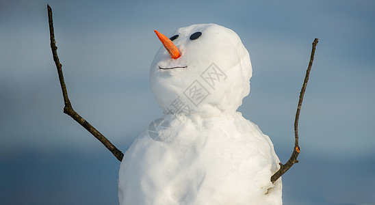 快乐有趣的雪人在雪地里 在雪地上戴着帽子和围巾的可爱雪人 雪背景上孤立的雪人 圣诞快乐和新年快乐图片