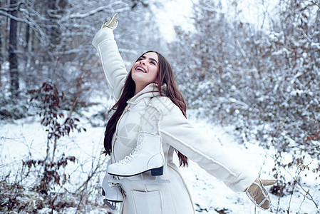 冬天的女人 冬天的年轻美丽兴奋惊讶黑发女人在雪花园的画像 冬天的概念 冬天的女人风扇图片