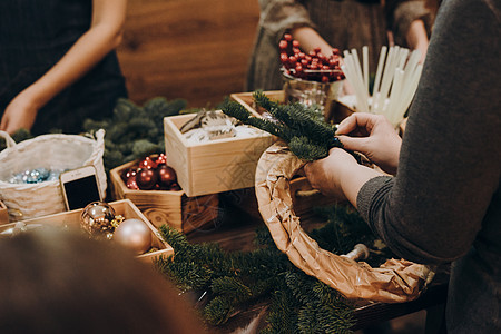 创造圣诞花圈的树枝和纸板架子 是圣诞节花圈的产物 庆典 作品图片