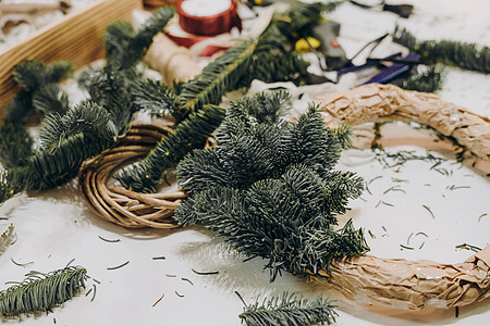 创造圣诞花圈 采摘树枝和纸板框 分支机构 新年快乐图片