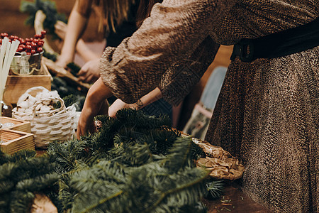 创造圣诞花圈的树枝和纸板架子 是圣诞节花圈的产物 礼物 装潢师图片