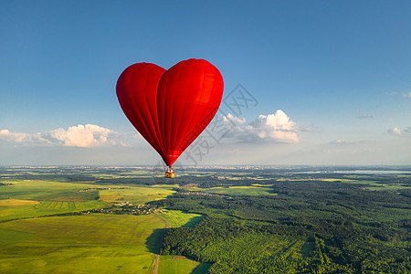 红心形气球 人们环绕绿地和森林 夏天 婚礼 活动图片