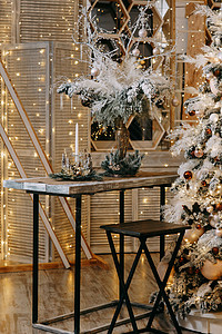 家庭圣诞内饰 有一棵圣诞树和许多发光的花环和灯泡 在家准备圣诞晚会 蜡烛 家居室内图片