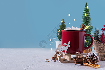 冬季热饮 可可加棉花糖和肉桂或红杯中辣热巧克力 圣诞快乐 节日老本背景 文本复制空间 杯子 早晨图片