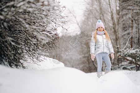 冬天穿银夹克的小女孩 冬天到外面去 季节 雪图片