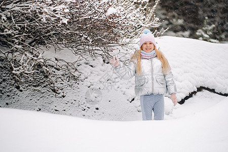 冬天穿银夹克的小女孩 冬天到外面去 雪 季节图片