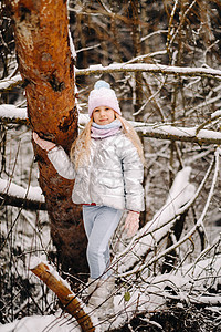 冬天穿银夹克的小女孩 冬天到外面去 季节 在街上图片
