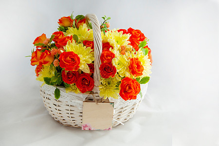 白篮子 配有红玫瑰和黄色菊花 美丽的礼物 切割白背景的花朵 春天 花店图片