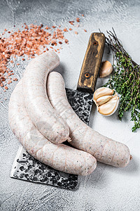 巴伐利亚传统白香肠 肉切刀上 白色背景 顶层风景 早餐 猪肉图片