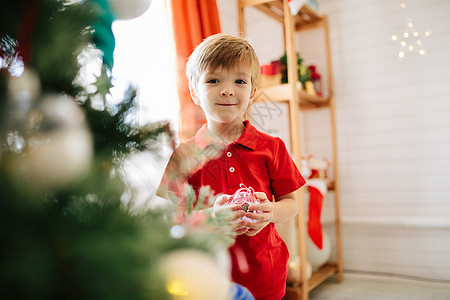 可爱的小男孩大约5岁 蓝眼睛装饰圣诞树的蓝色眼睛 假期 孩子图片