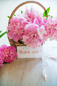 几枝盛开的粉色牡丹在木桌上 框架 祝贺 谢谢 问候语背景图片