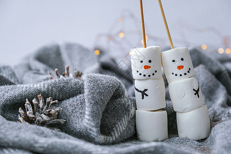 两个快乐有趣的棉花糖雪人 棉花糖朋友 DIY 给孩子们的甜蜜款待有趣的棉花糖雪人 圣诞寒假装饰 快乐的 巧克力图片
