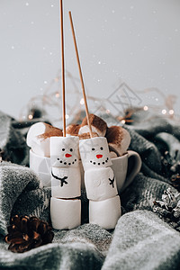两个快乐有趣的棉花糖雪人 棉花糖朋友 DIY 给孩子们的甜蜜款待有趣的棉花糖雪人 圣诞寒假装饰 一杯可可 甜的 寒冷的图片