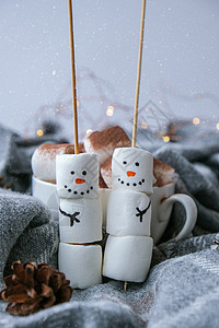 两个快乐有趣的棉花糖雪人 棉花糖朋友 DIY 给孩子们的甜蜜款待有趣的棉花糖雪人 圣诞寒假装饰 一杯可可 糖果 微笑图片