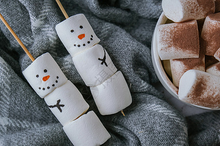 两个快乐有趣的棉花糖雪人 棉花糖朋友 DIY 给孩子们的甜蜜款待有趣的棉花糖雪人 圣诞寒假装饰 一杯可可 杯子 寒冷的图片