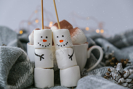 两个快乐有趣的棉花糖雪人 棉花糖朋友 DIY 给孩子们的甜蜜款待有趣的棉花糖雪人 圣诞寒假装饰 一杯可可 杯子 糖果图片