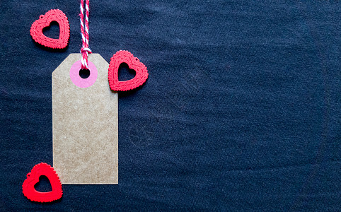 天然空白旧纸 织物标签或标签隔离在深色背景上 带有木制红色装饰心 节日情人节 黑色星期五 圣诞节 新年 送给心爱的男人或女人的生图片