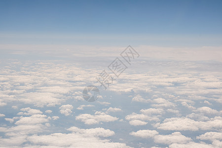 飞机飞行 从飞机的窗口查看 飞机 飞机 乘飞机旅行 云层上方的飞机窗口视图 令人惊叹的金色蓬松云朵轻柔地移动 运输 空气图片