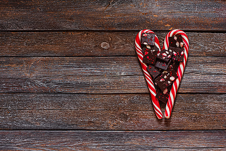 红心形棒棒棒糖和情人节的巧克力 以木质布局背景为本日图片